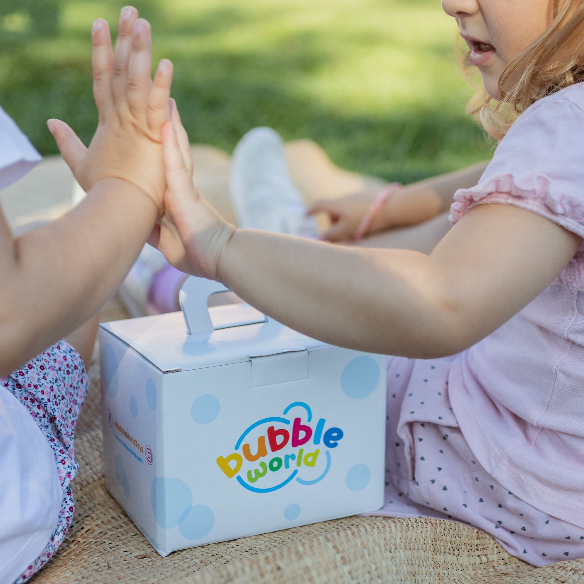 bambini con kit bubble world