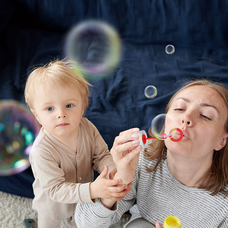 Bolle di sapone e imitazione:  come sviluppare le abilità del bambino divertendosi